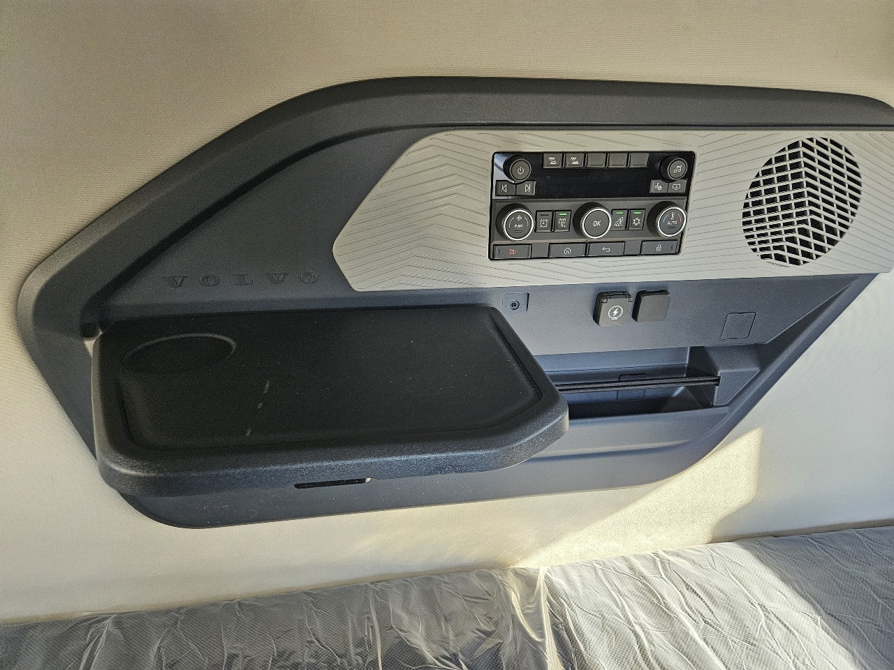 2026 Volvo VNL 860 - image 17