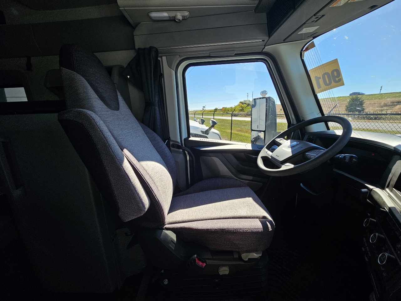 2026 Volvo VNL 860 - image 18