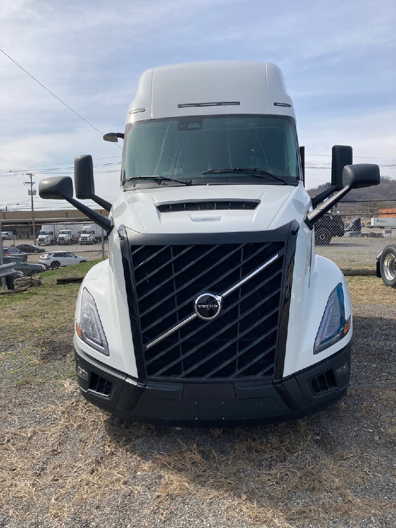 2025 Volvo - image 3