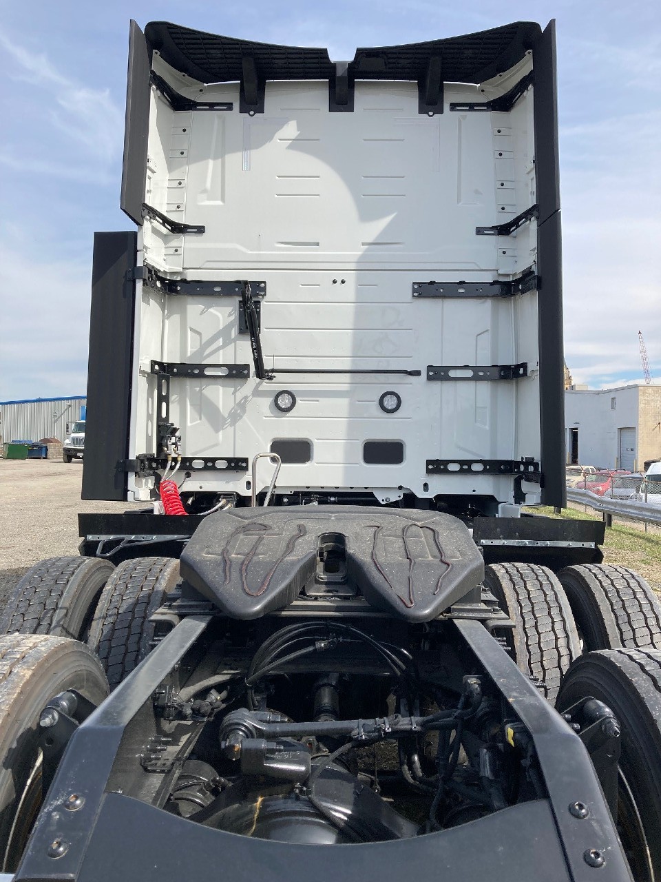 2025 Volvo - image 4