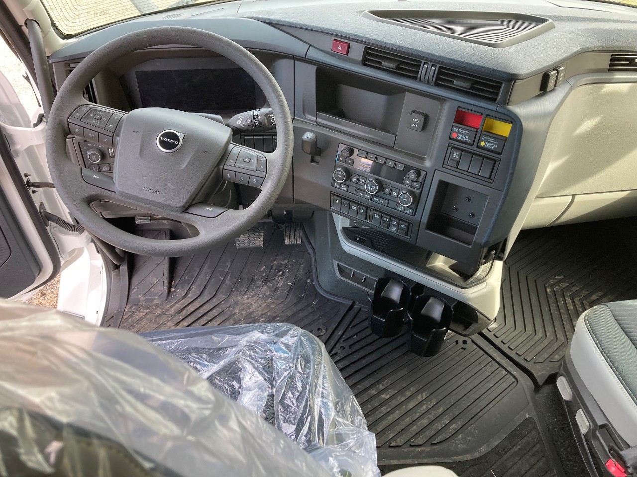 2025 Volvo - image 5