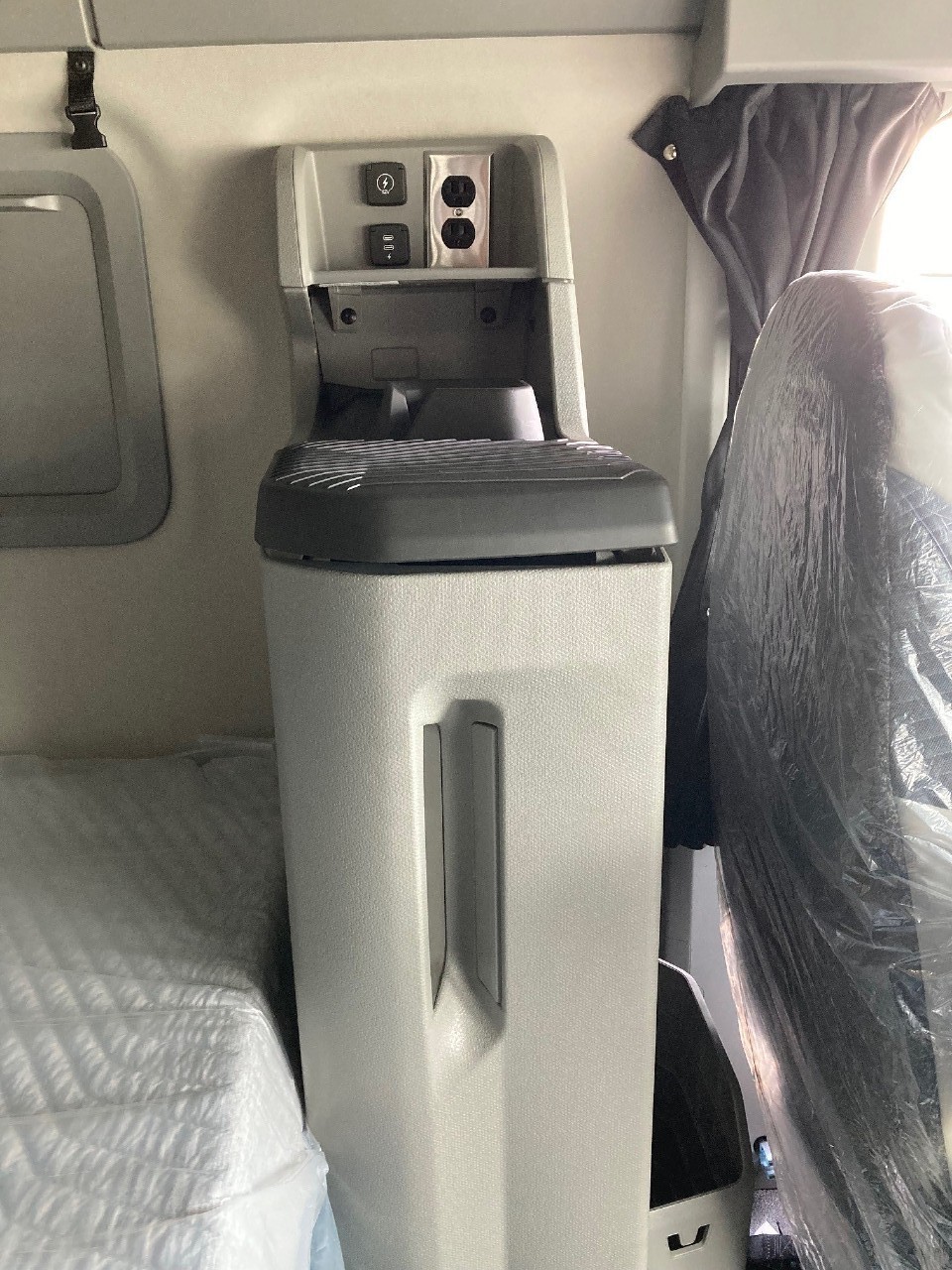 2025 Volvo - image 6