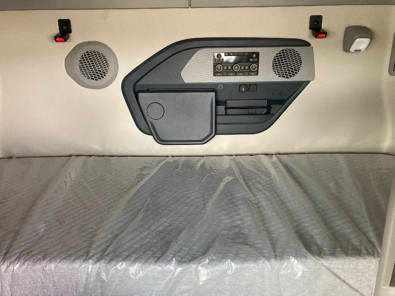 2025 Volvo - image 8