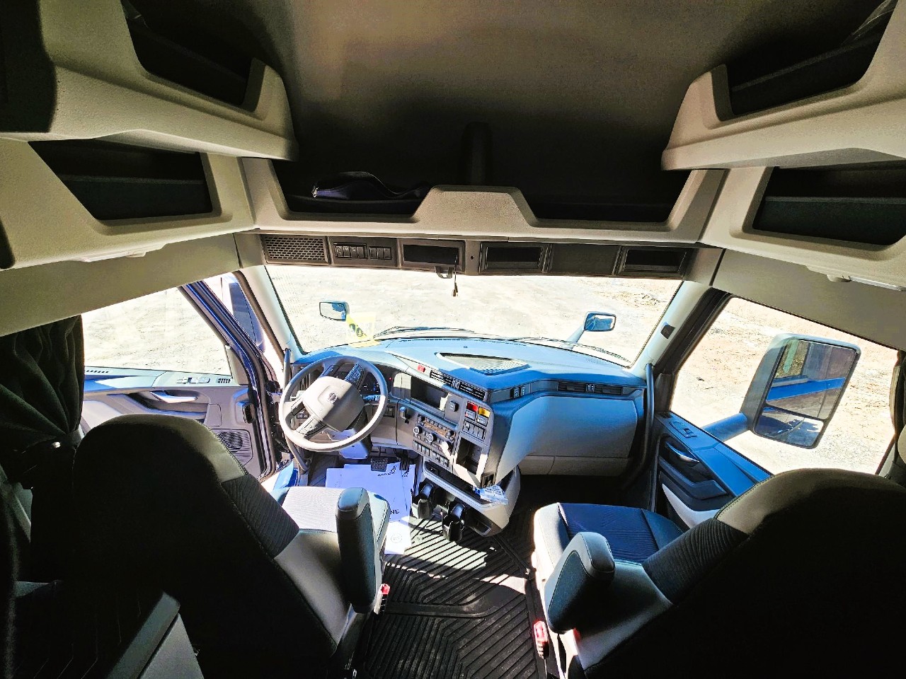 2025 Volvo - image 10