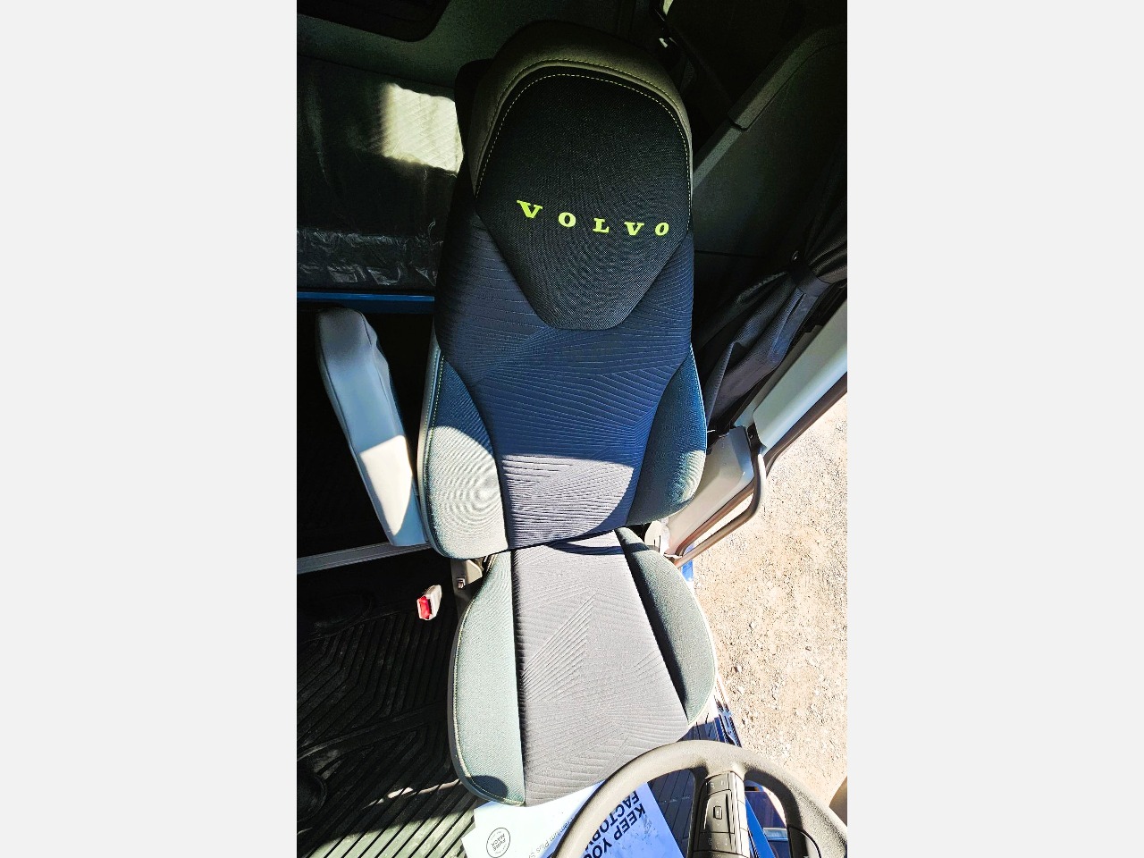 2025 Volvo - image 11