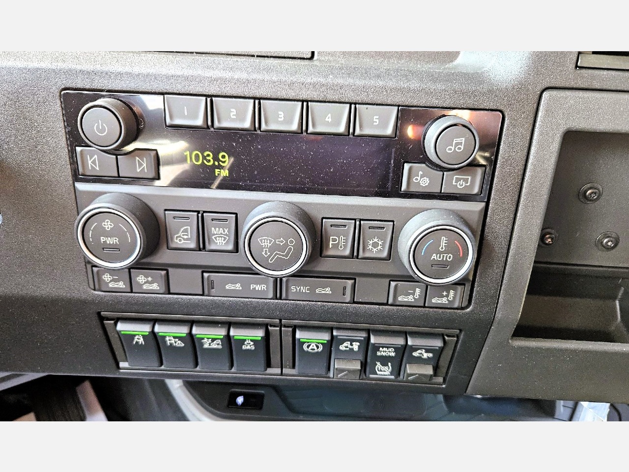 2025 Volvo - image 12