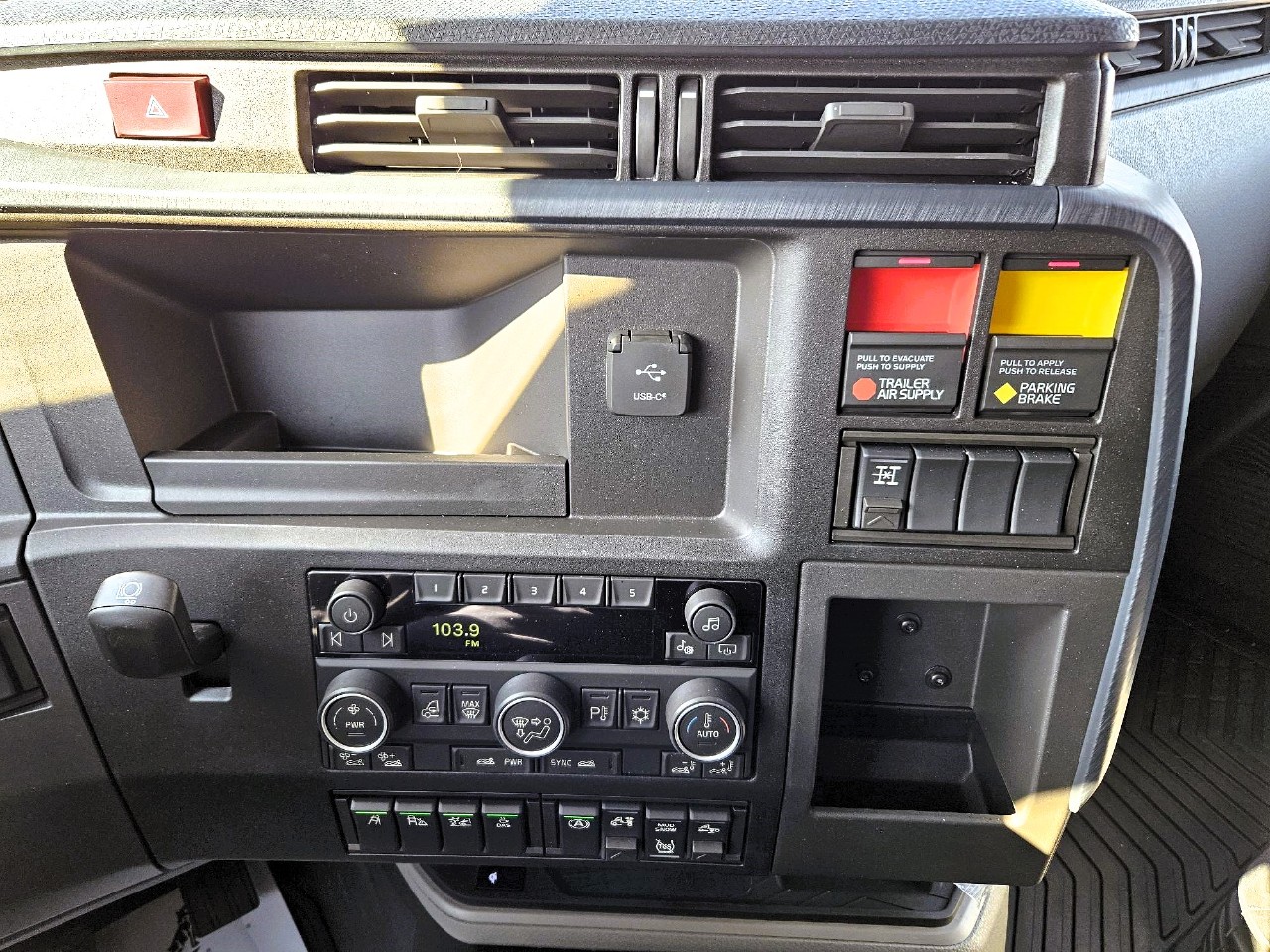 2025 Volvo - image 13