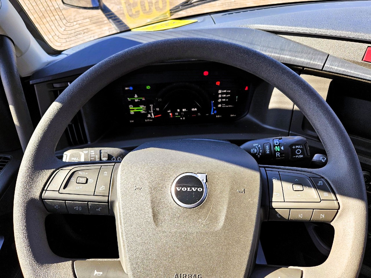 2025 Volvo - image 15