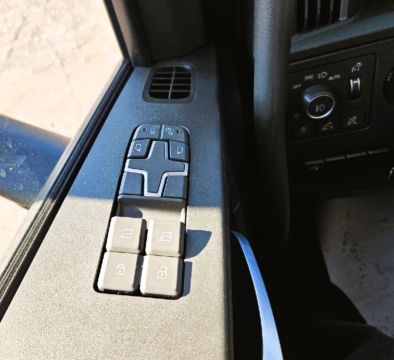 2025 Volvo - image 16