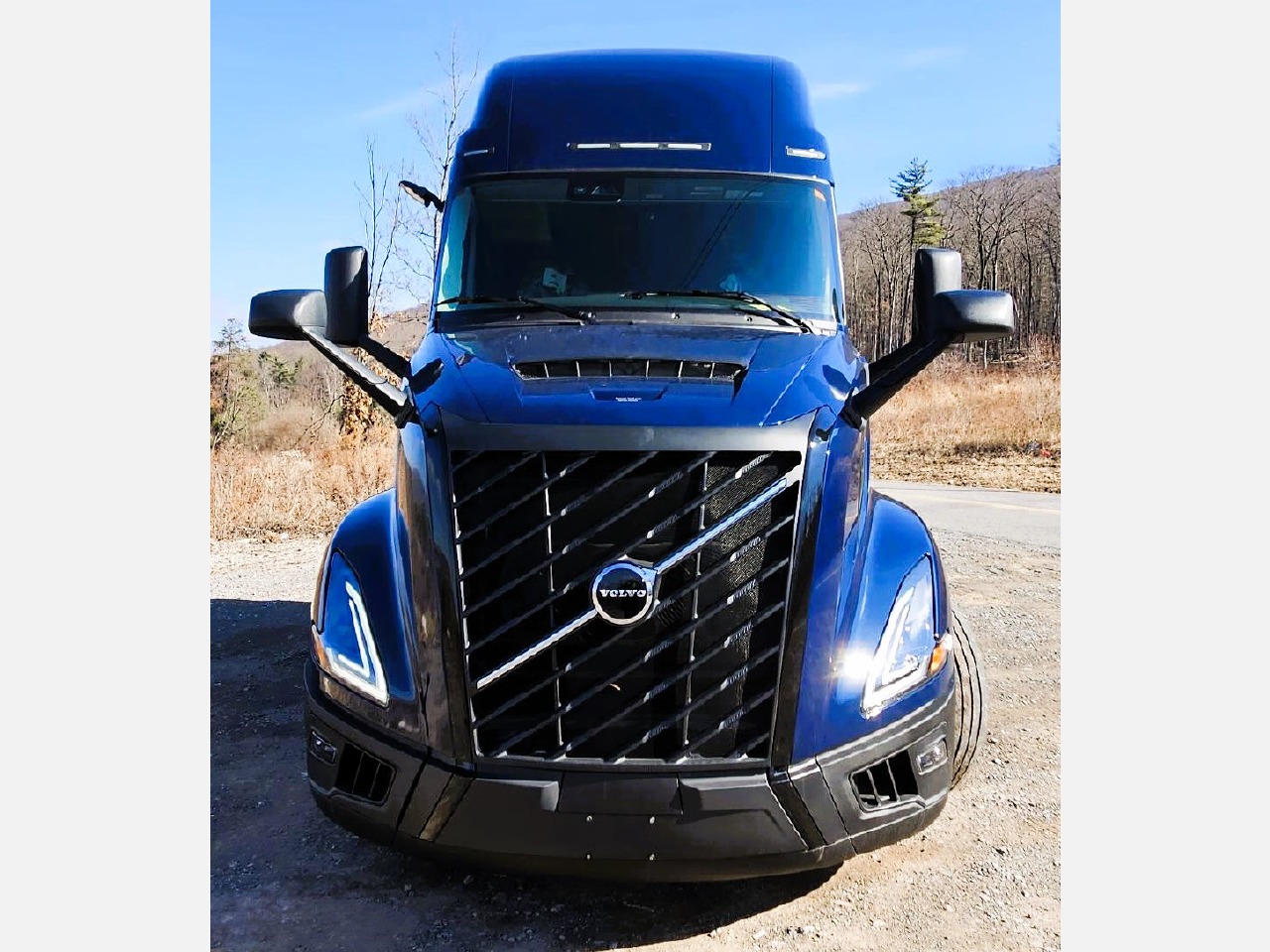 2025 Volvo - image 3