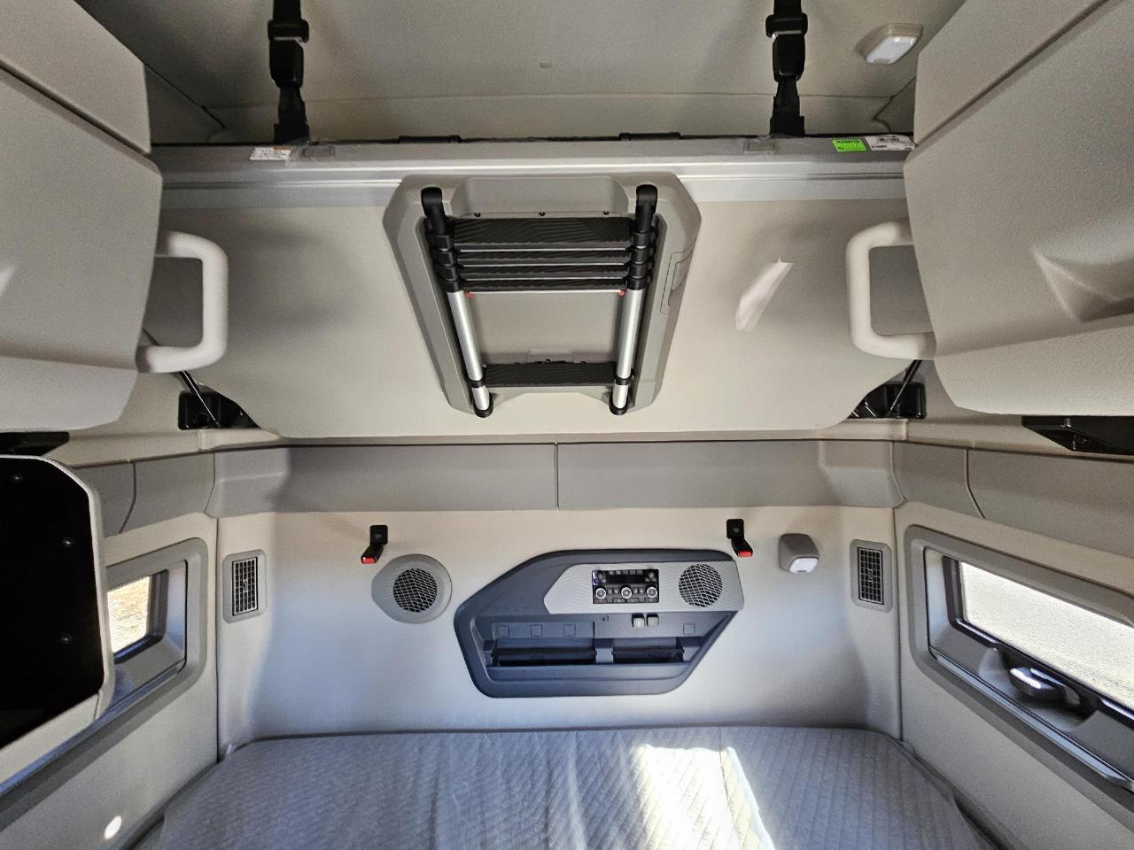 2025 Volvo - image 6