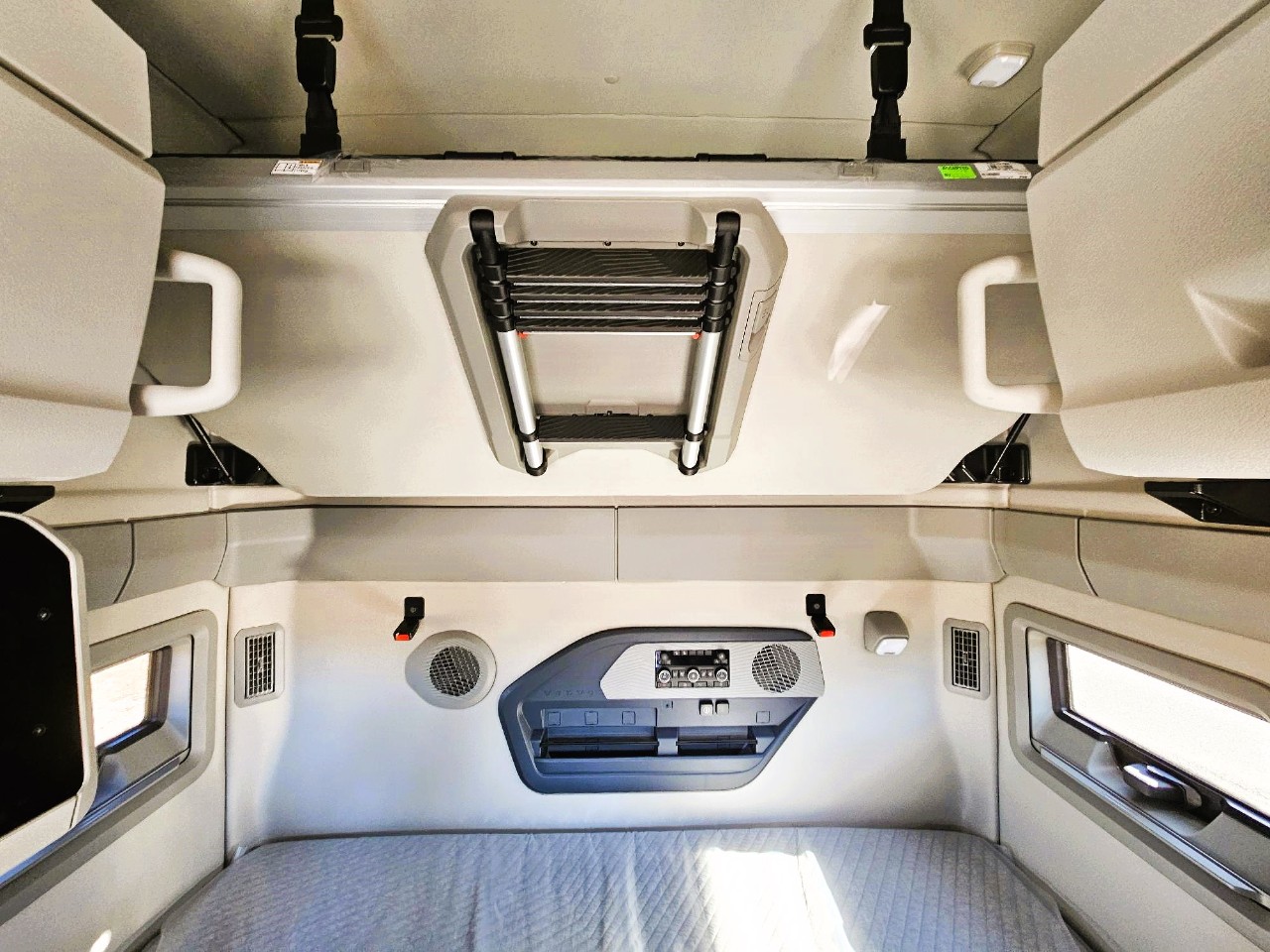 2025 Volvo - image 7