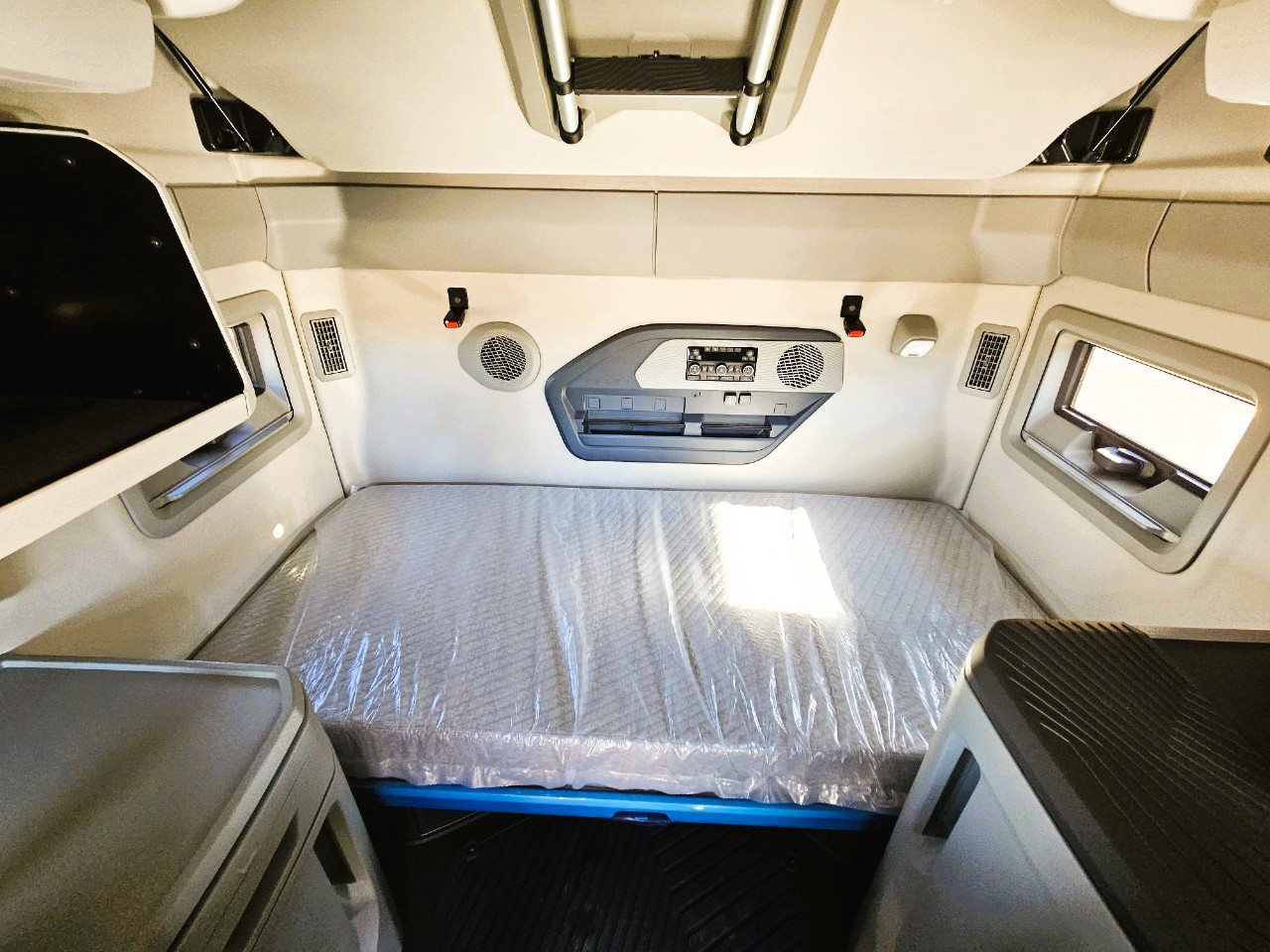 2025 Volvo - image 8