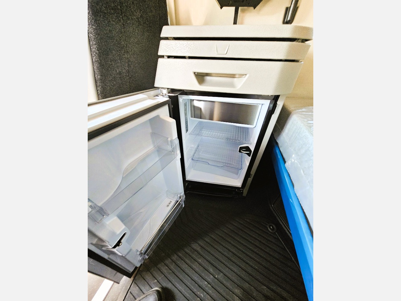 2025 Volvo - image 9