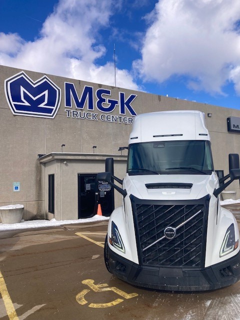 2025 Volvo - image 3