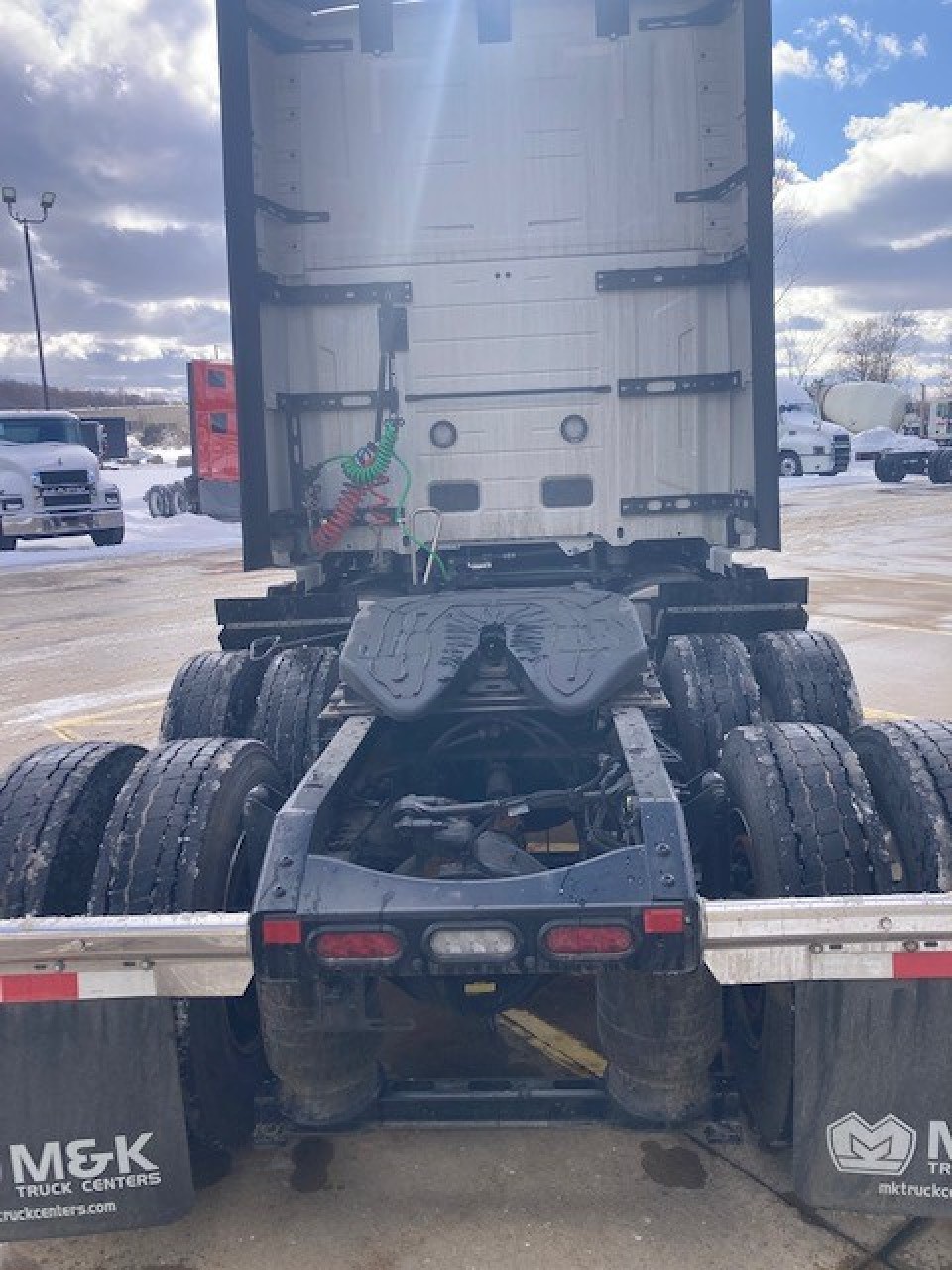 2025 Volvo - image 4