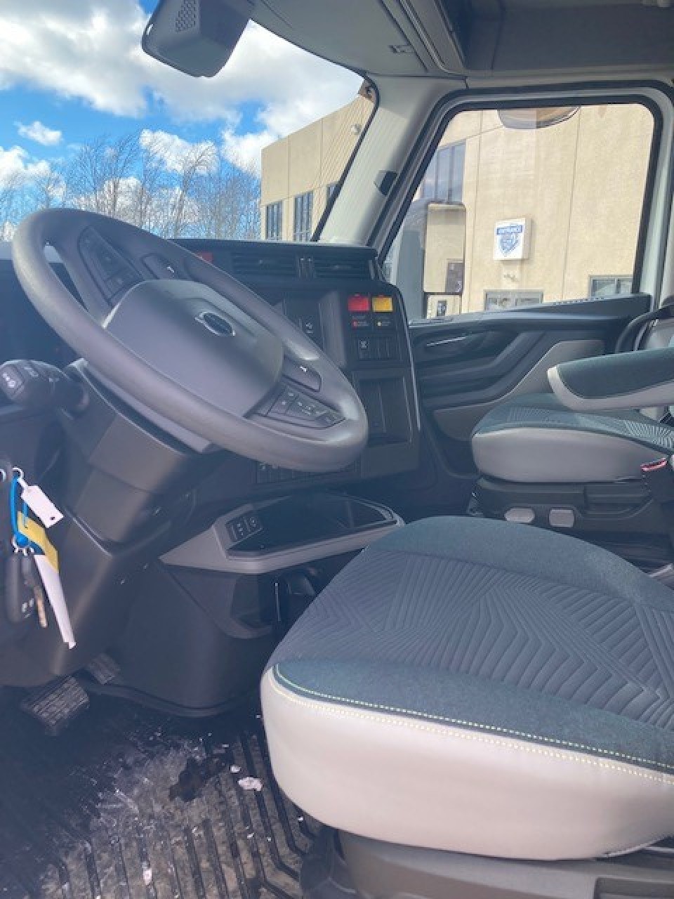 2025 Volvo - image 5