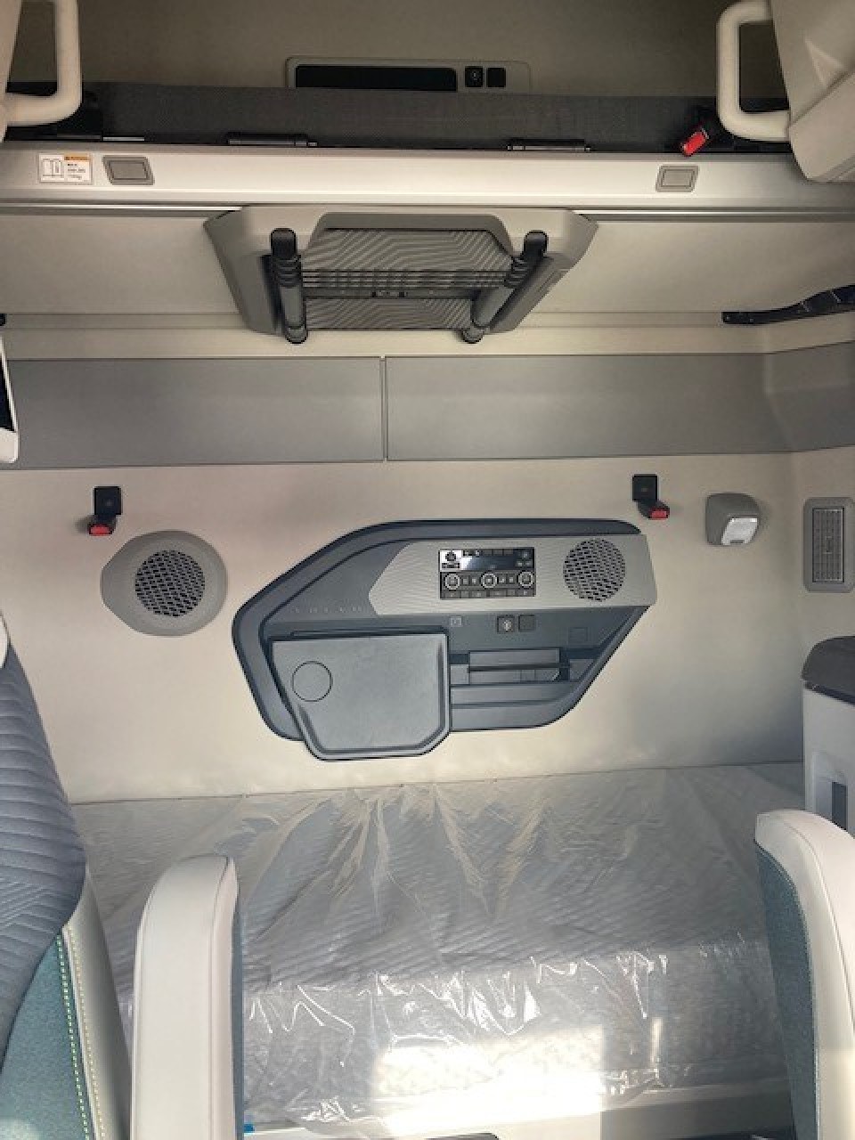 2025 Volvo - image 6