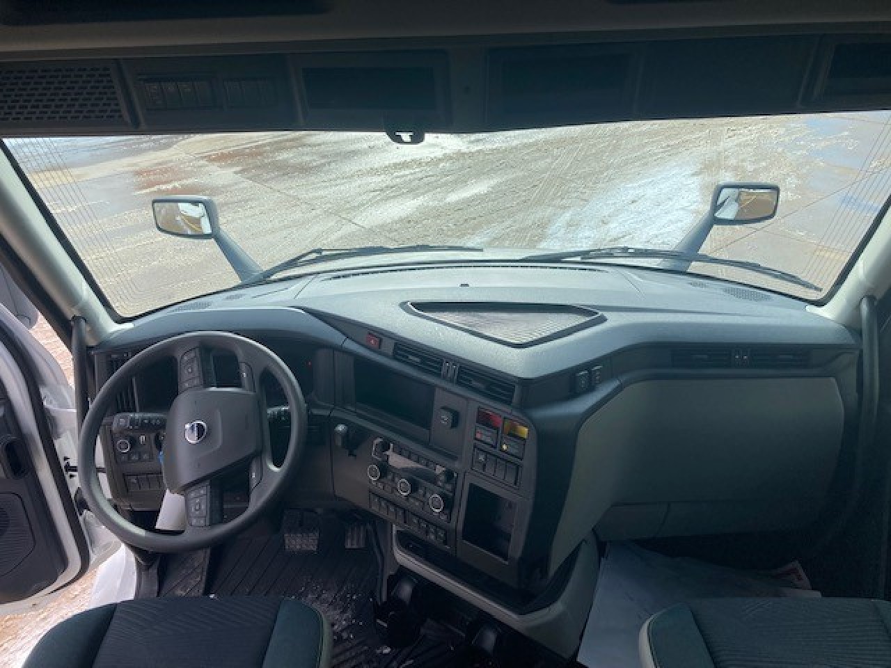 2025 Volvo - image 7