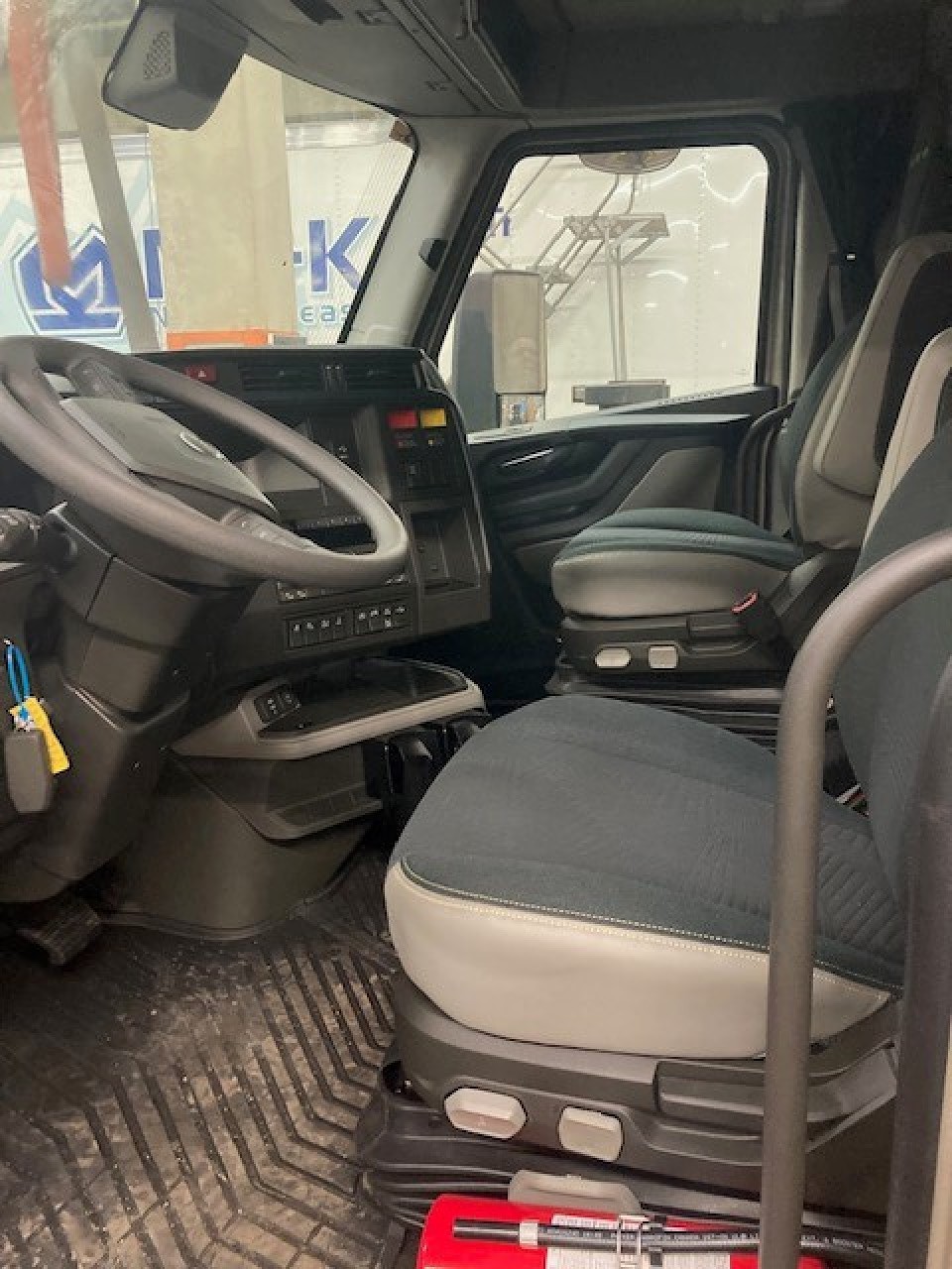 2025 Volvo - image 6