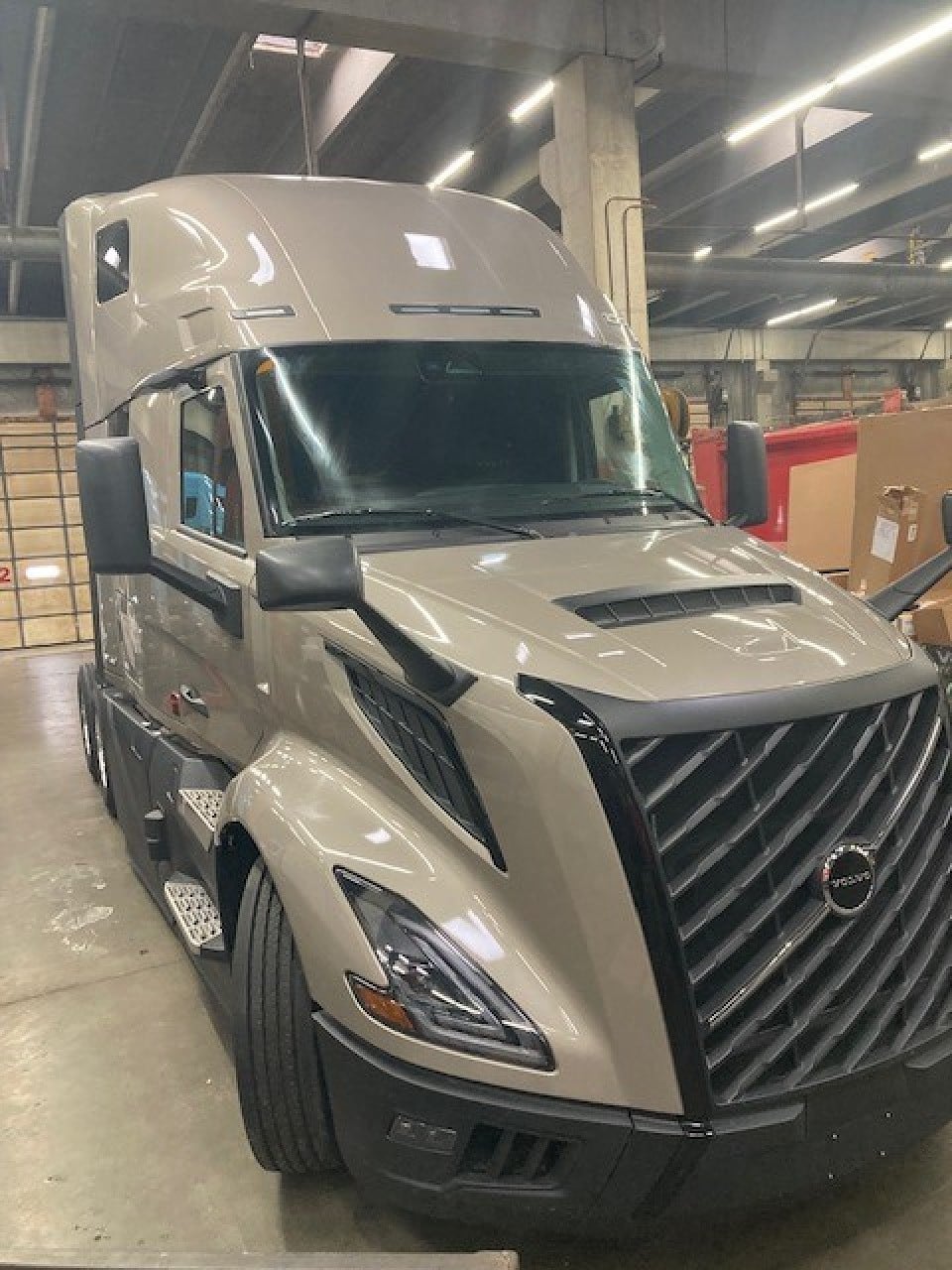 2025 Volvo - image 2