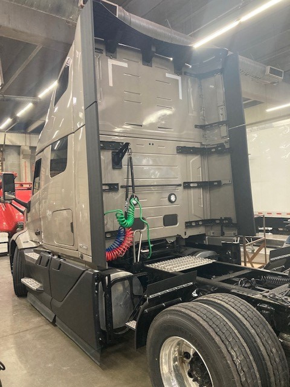 2025 Volvo - image 3