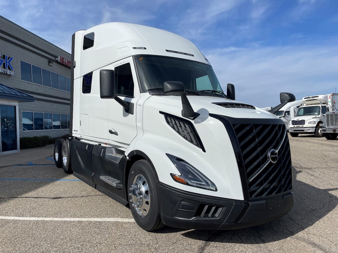 2025 Volvo - image 2