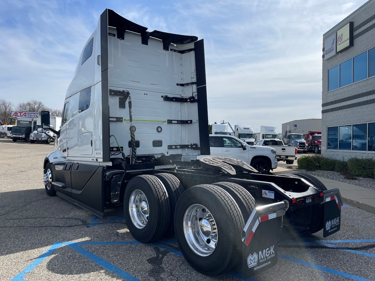 2025 Volvo - image 4