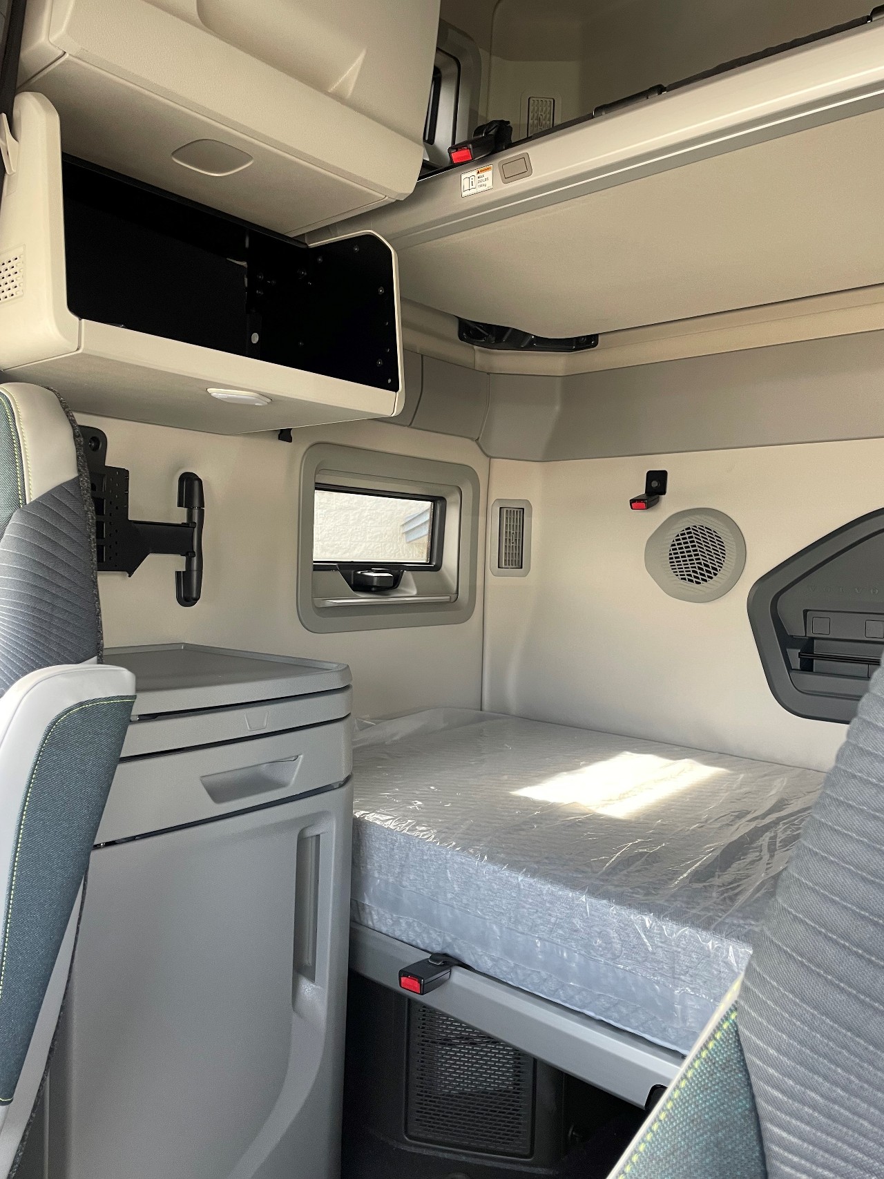 2025 Volvo - image 5