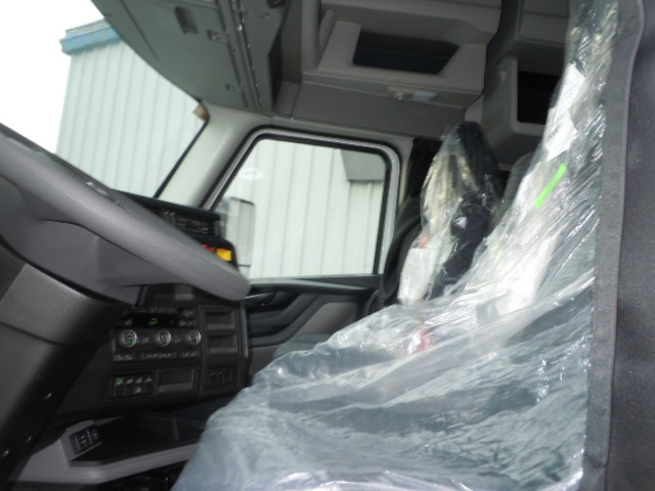 2026 Volvo - image 6