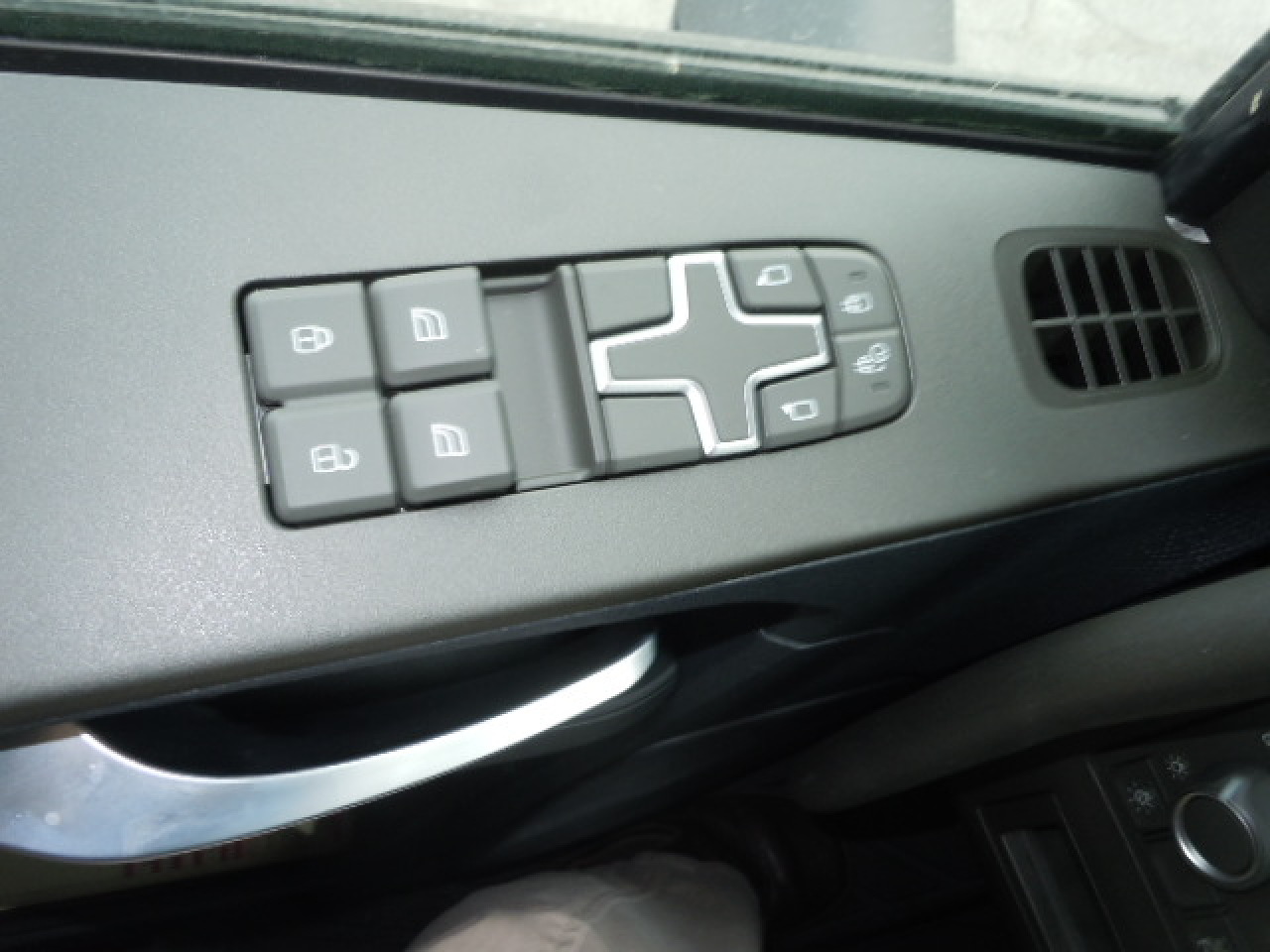 2026 Volvo - image 9