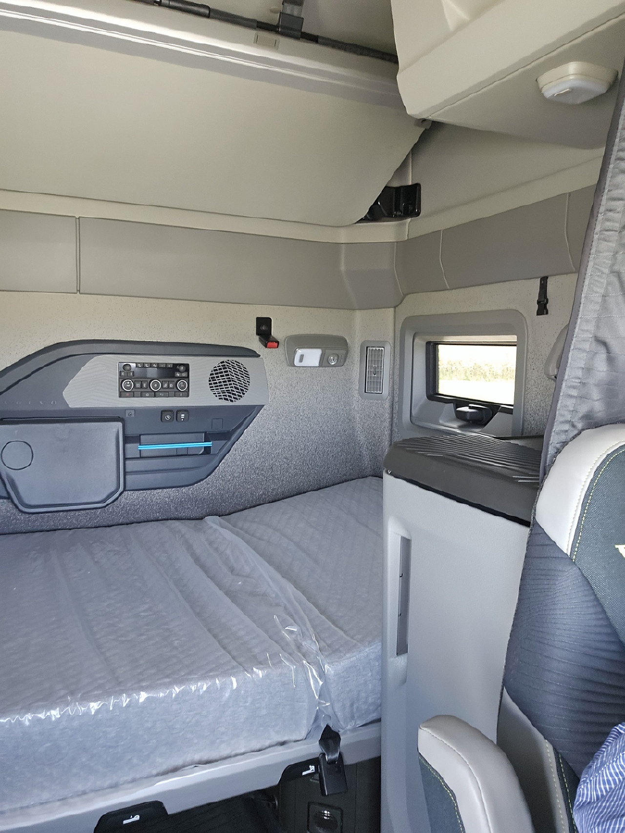 2025 Volvo - image 10