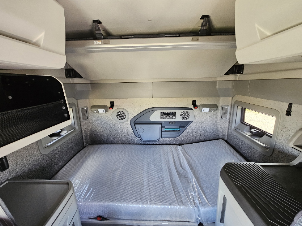 2025 Volvo - image 11