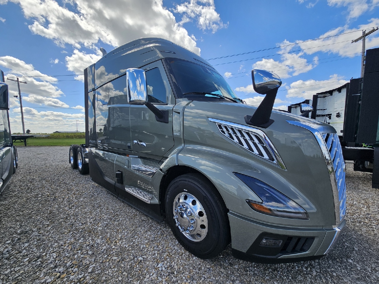 2025 Volvo - image 2