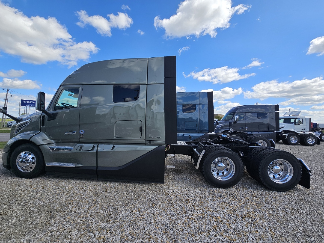 2025 Volvo - image 3