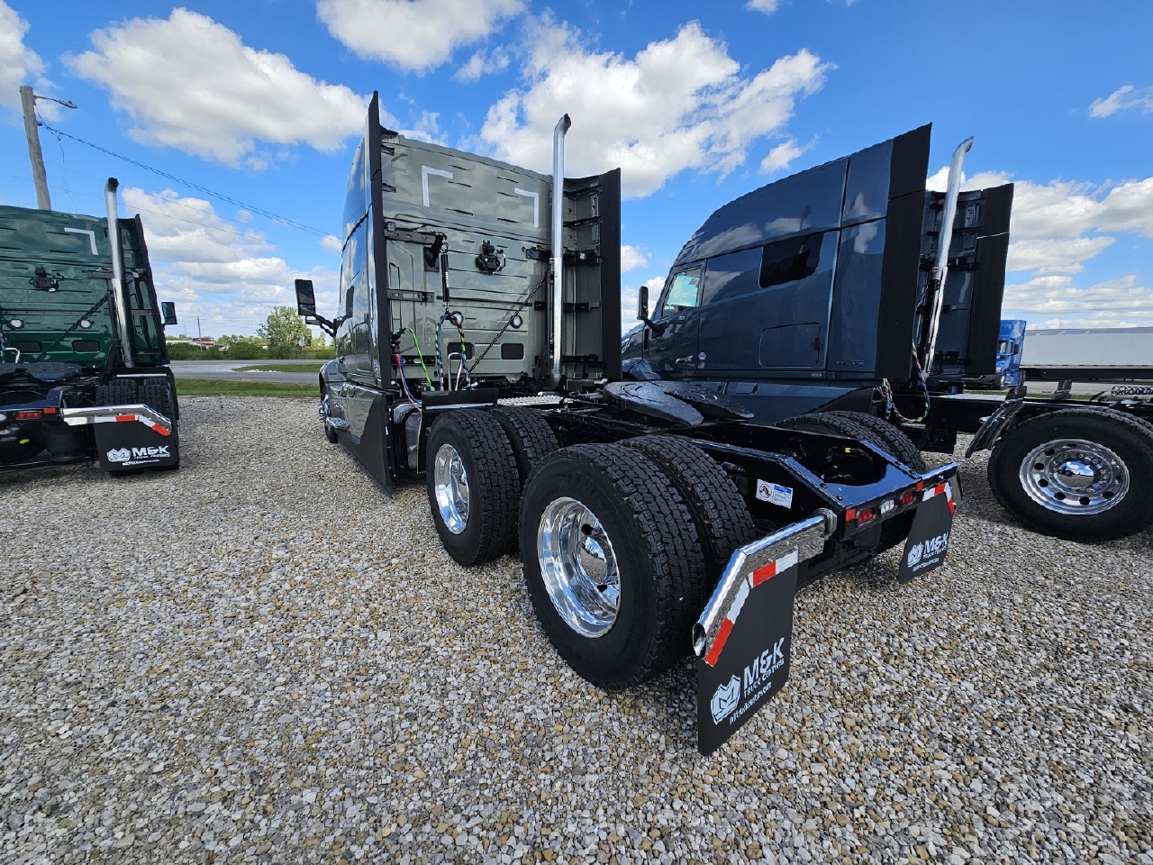 2025 Volvo - image 4