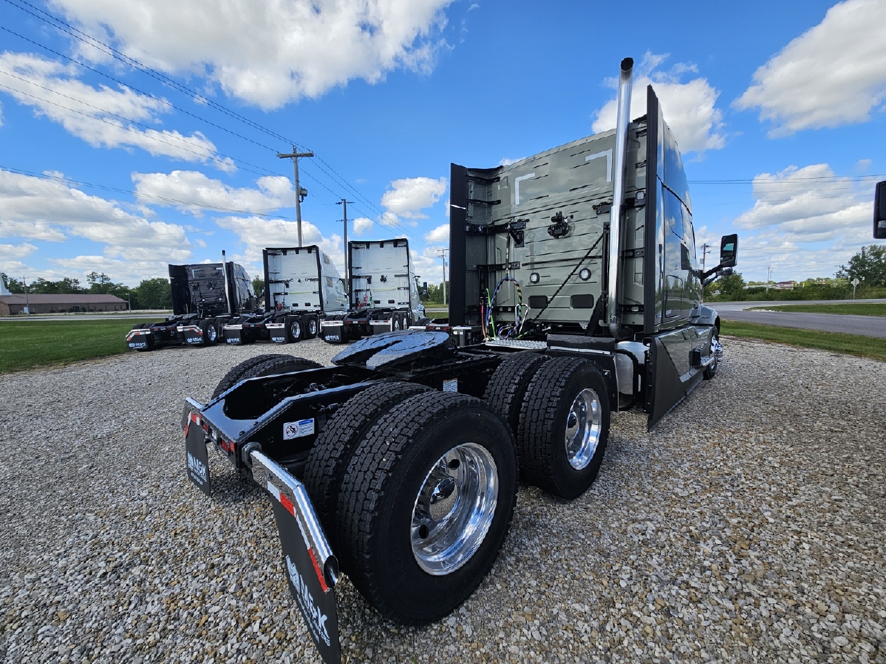 2025 Volvo - image 5