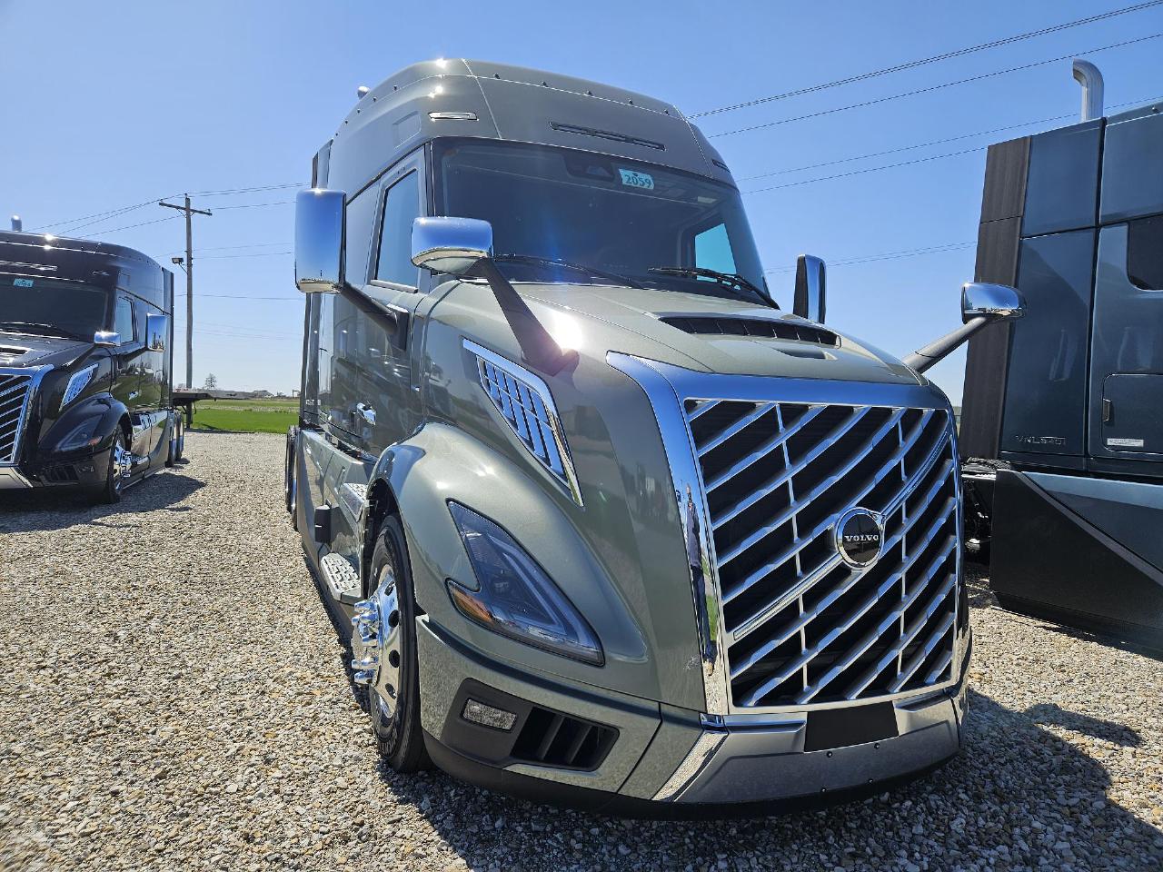 2025 Volvo - image 7