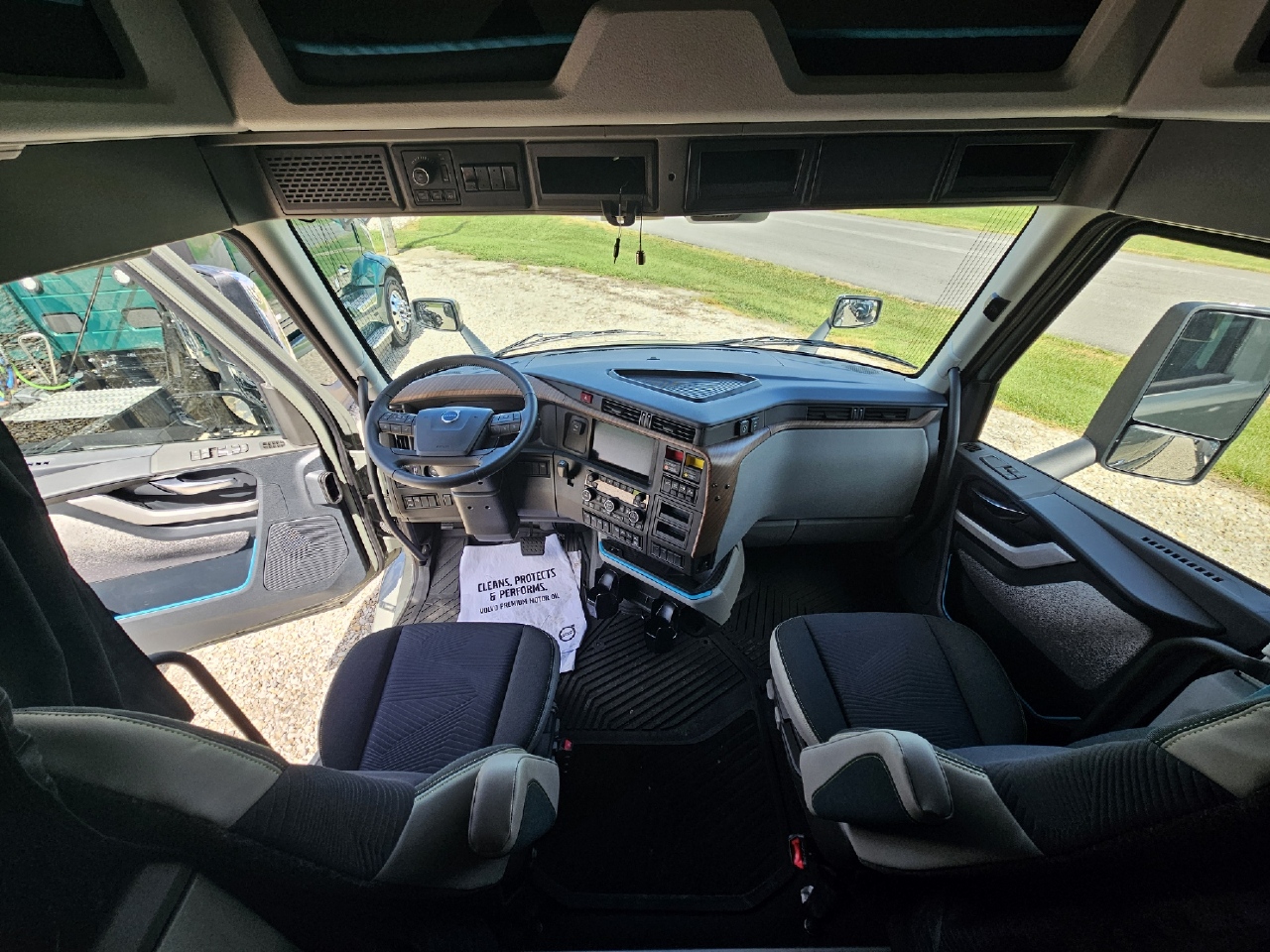 2025 Volvo - image 8