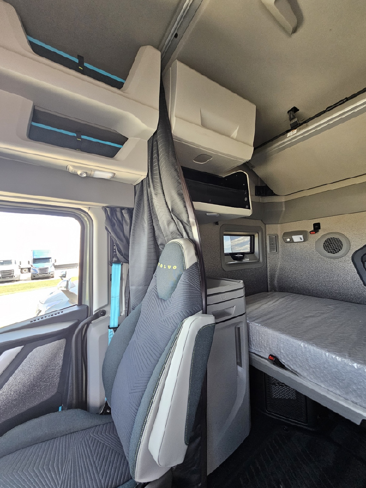 2025 Volvo - image 9