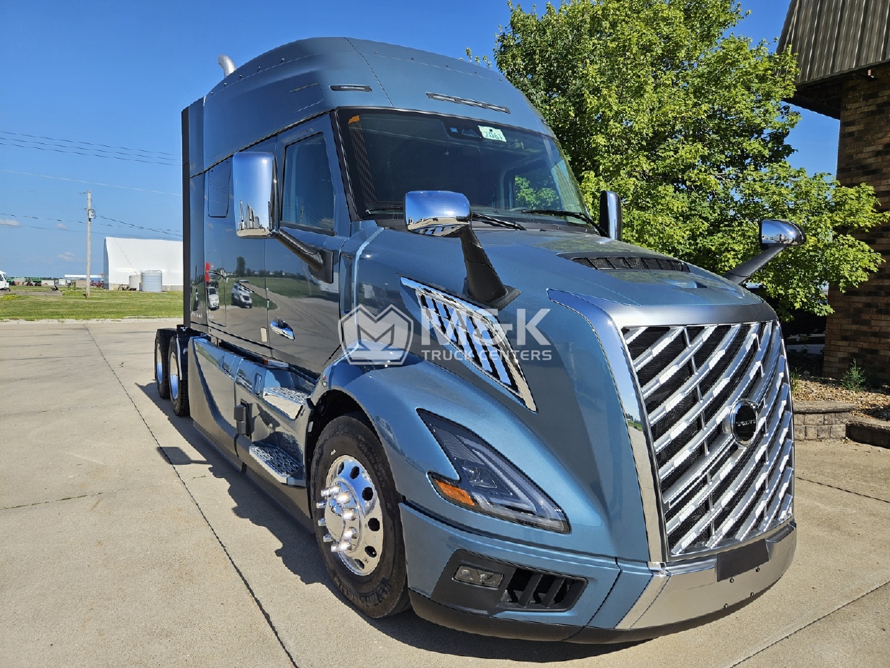 2025 Volvo - image 2