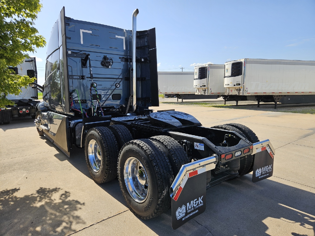 2025 Volvo - image 3