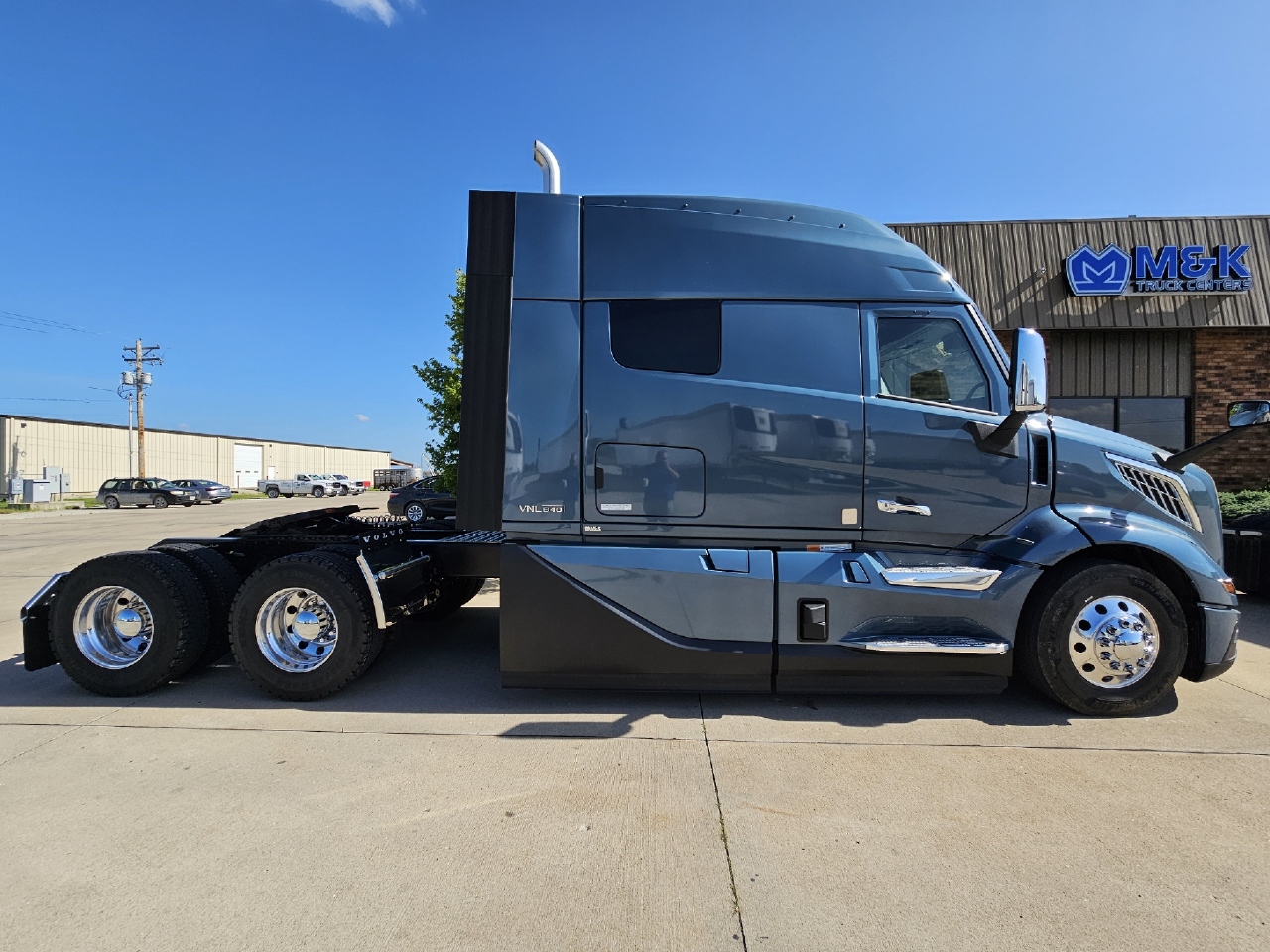 2025 Volvo - image 4