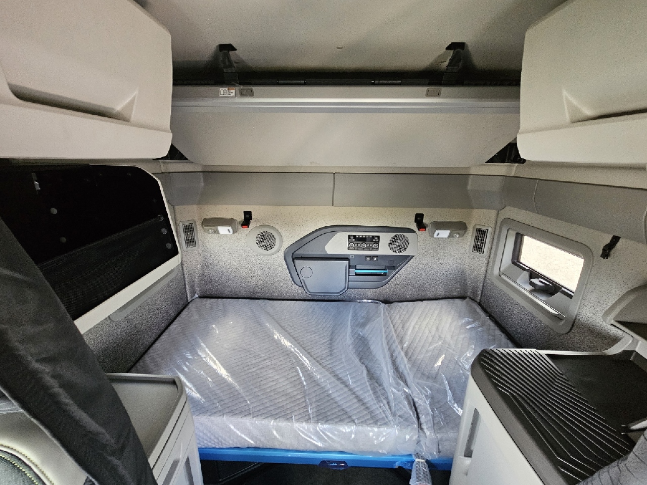 2025 Volvo - image 5