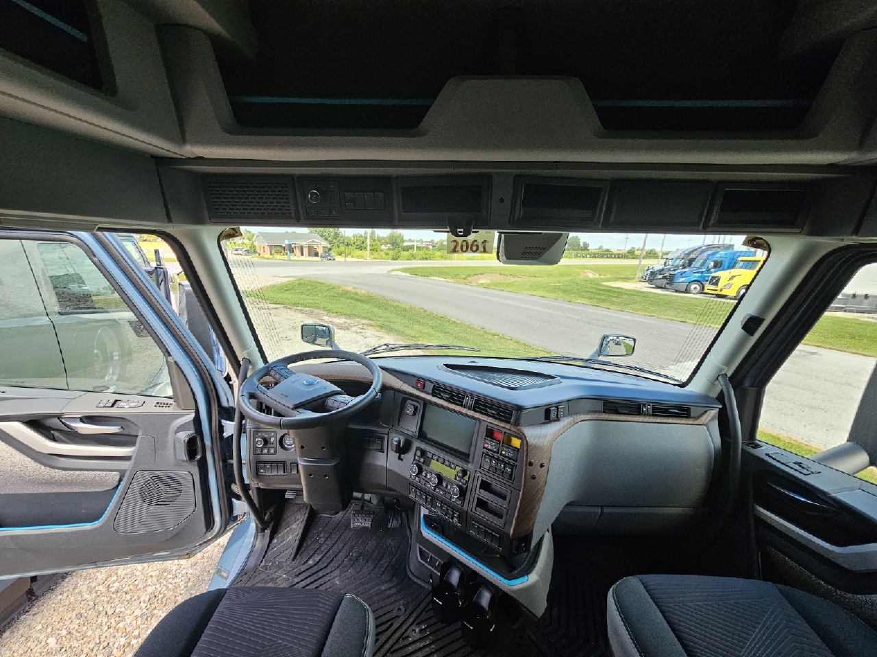 2025 Volvo - image 6