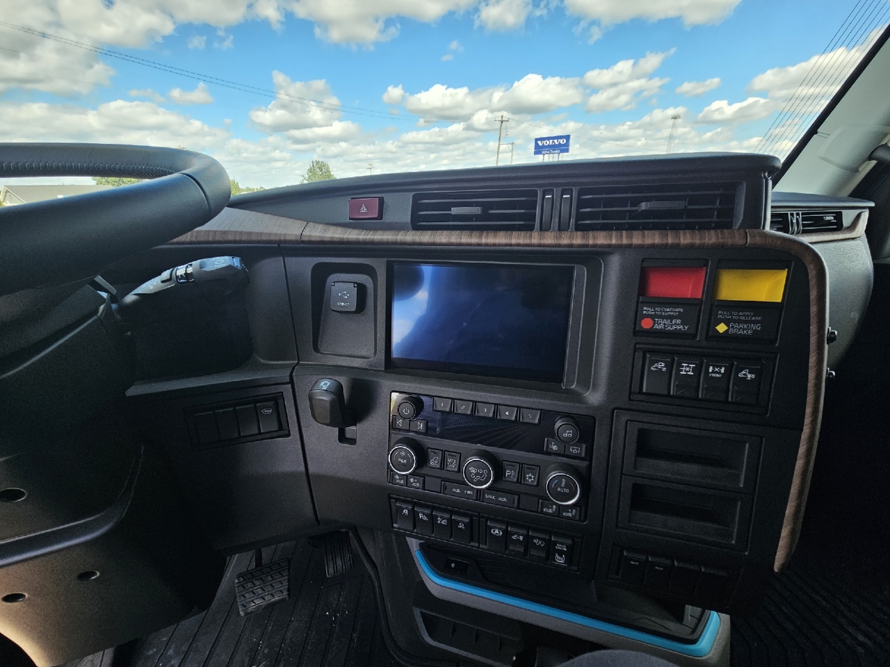 2025 Volvo - image 7