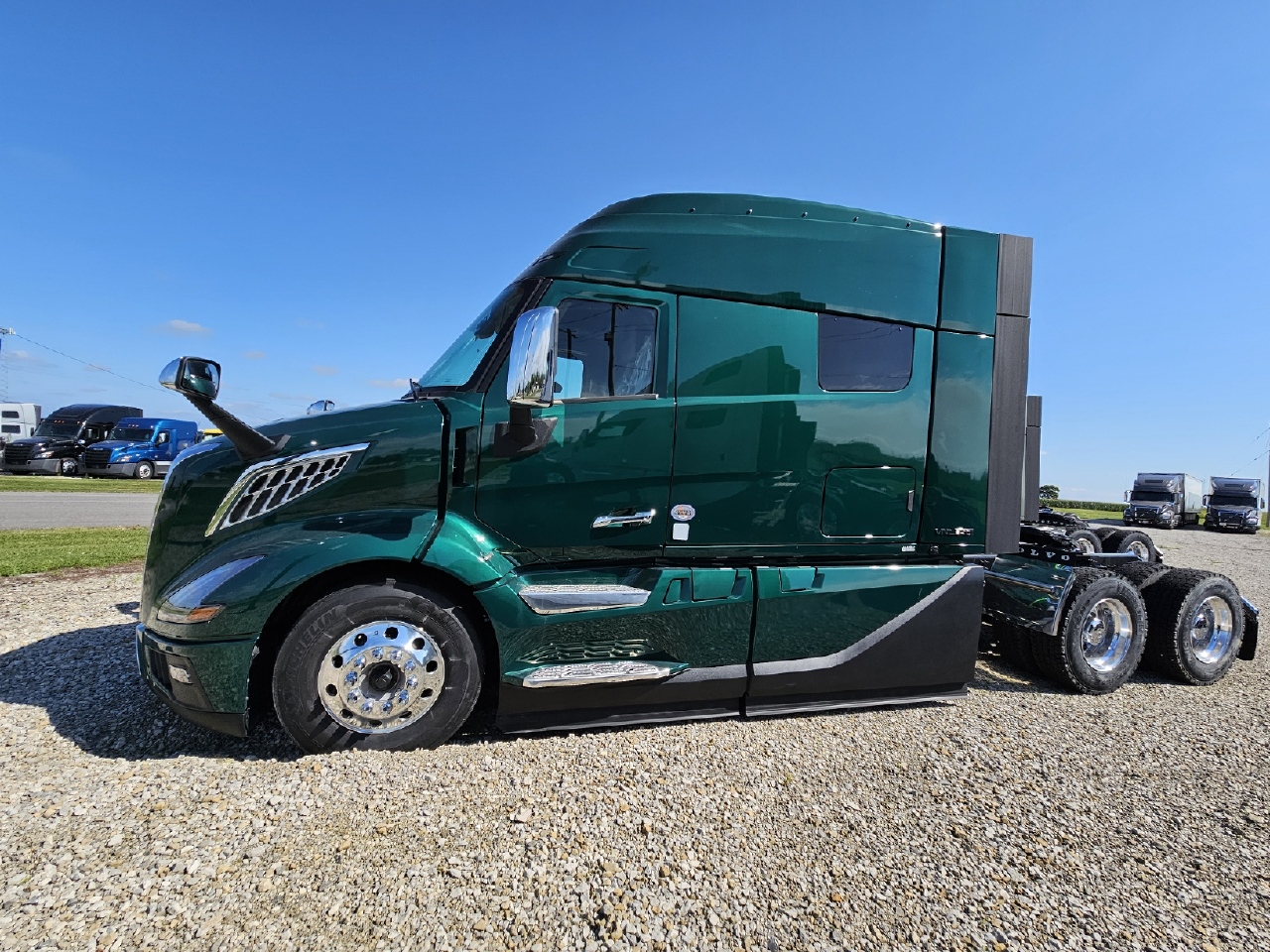 2025 Volvo - image 2