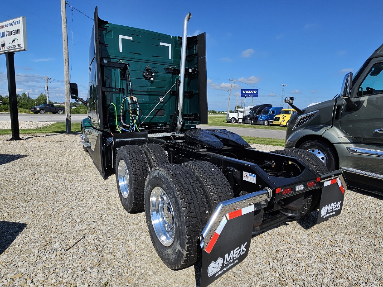 2025 Volvo - image 4