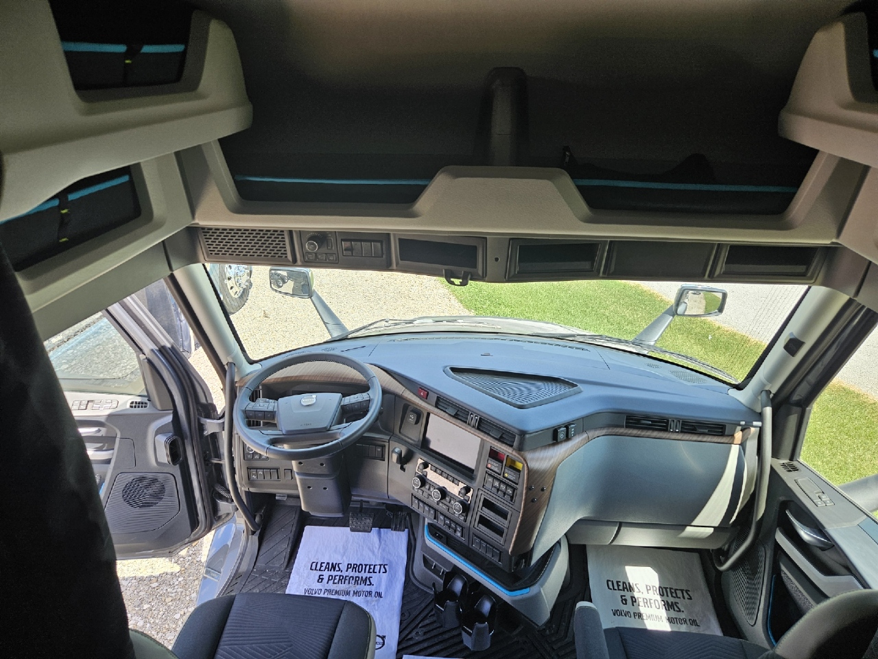 2025 Volvo - image 10