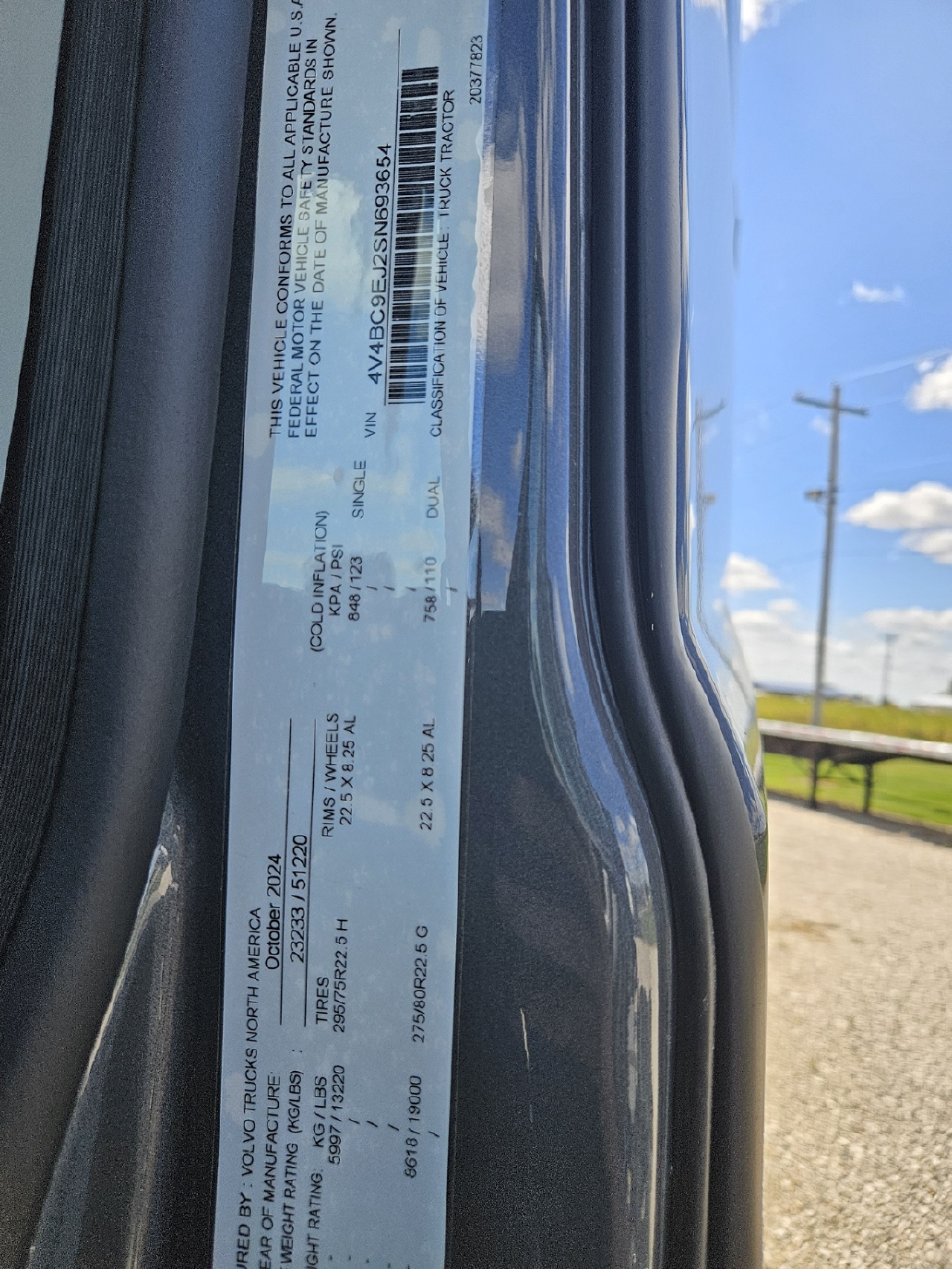 2025 Volvo - image 11